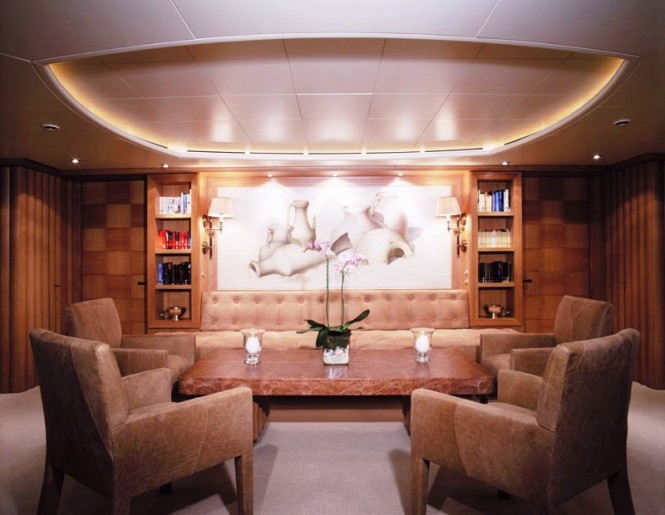 Yacht ALEXANDRA -  Low seating around dining table